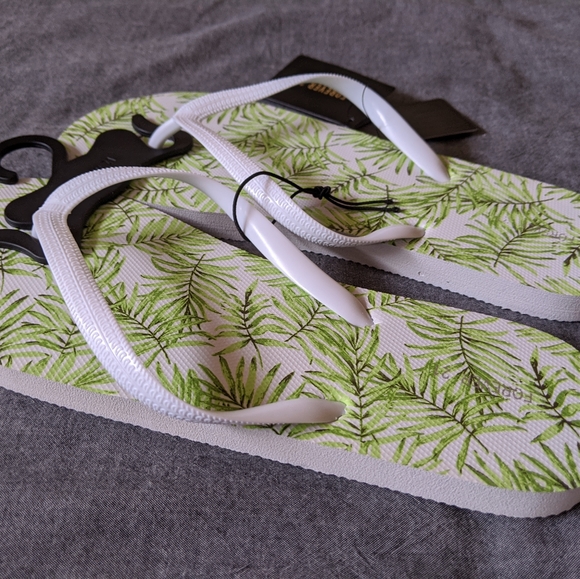 π΄ NWT F21 Palm Leaf Flip Flops π΄ - Picture 7 of 8